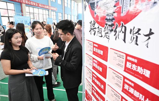 确定性应对各种不确定性——中国经济圆桌会聚焦“四稳”AG真人中国经济圆桌会·新华全媒头条以高质量发展的(图8)